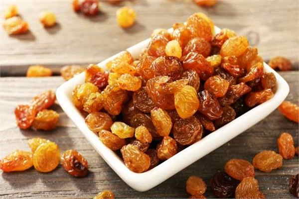 wellhealthorganic.com:easy-way-to-gain-weight-know-how-raisins-can-help-in-weight-gain