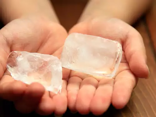 Cool Beauty Hacks: Ice Cube Tricks for a Stunning and Ageless Look