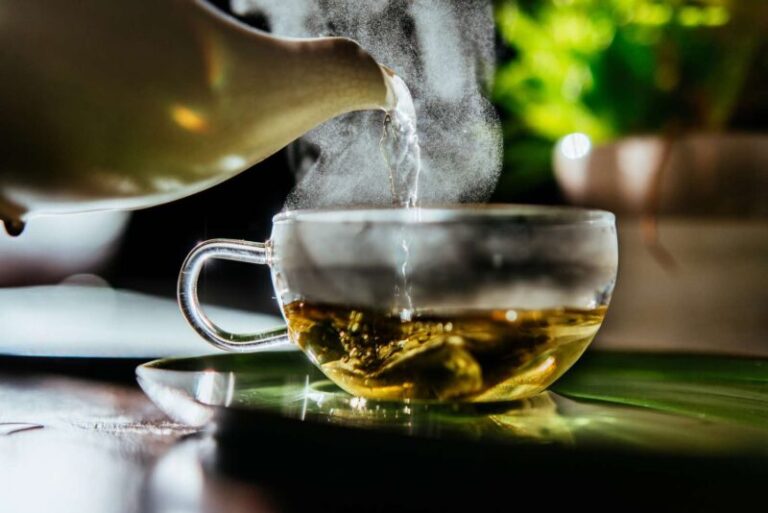 Herbal Tea Magic: 5 Infusions to Calm Your Digestive System and Reduce Bloating